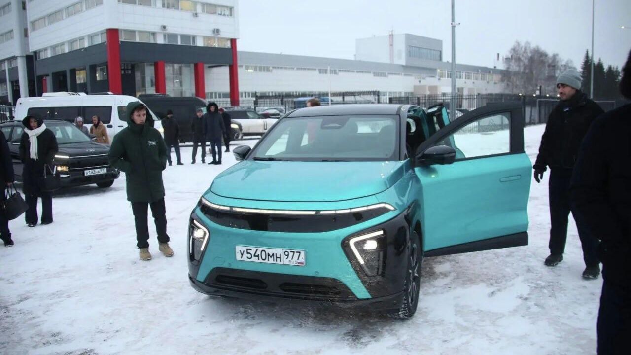Презентация специальной программы предпродаж первой партии российских электромобилей Атом в Набережных Челнах - РИА Новости, 1920, 12.12.2025