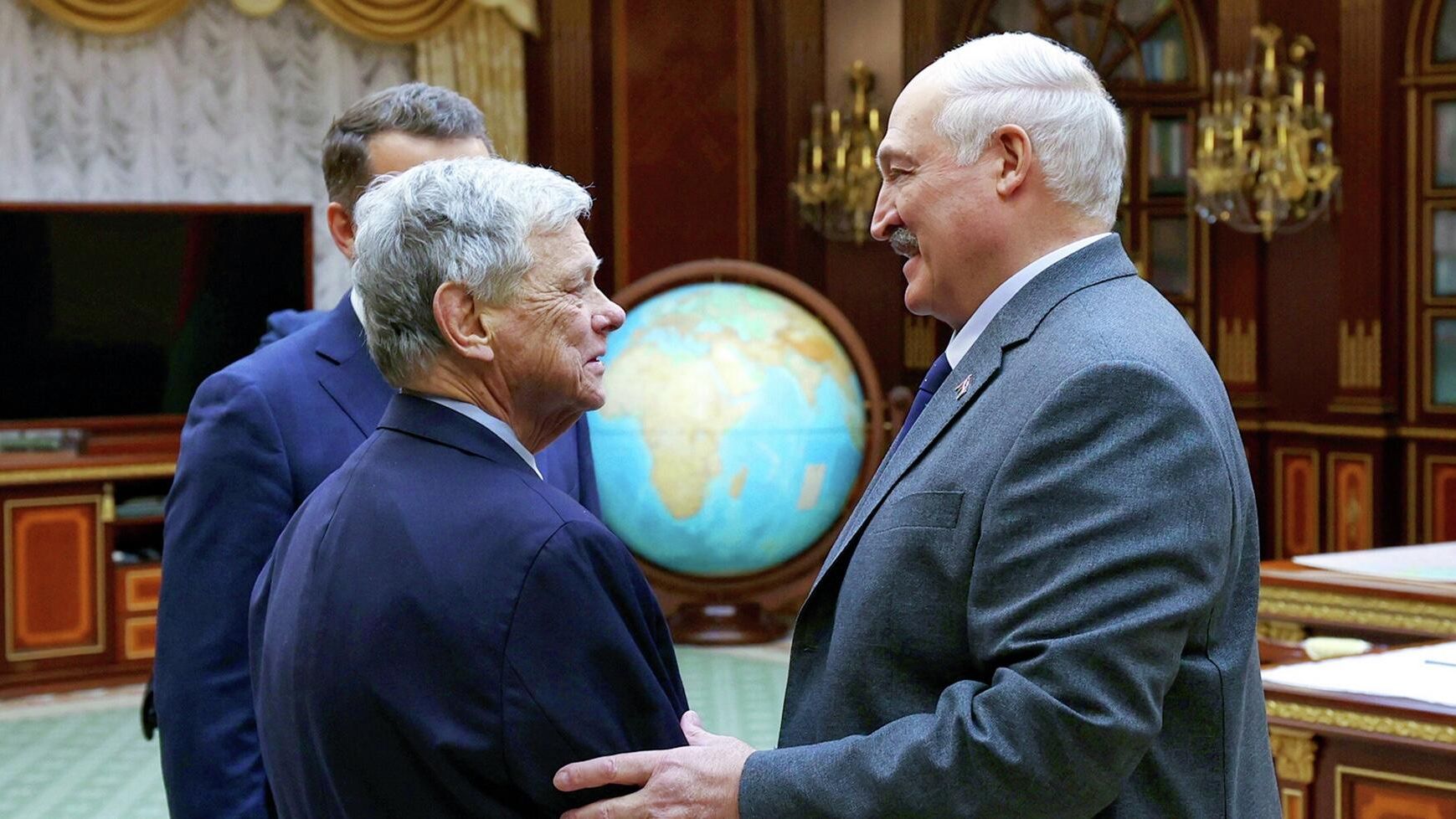 Президент Белоруссии Александр Лукашенко и спецпосланник США в Белорусси Джон Коул во время встречи в Минске - РИА Новости, 1920, 19.03.2026