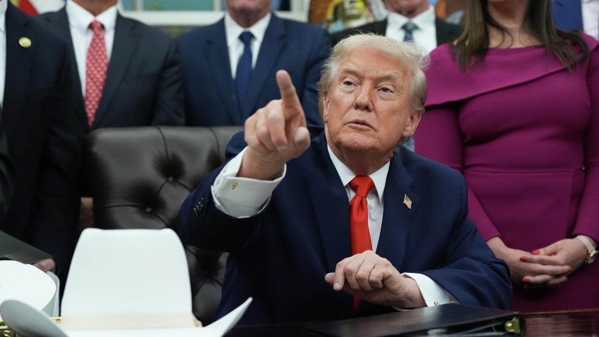 Президент США Дональд Трамп на встрече с членами мужской сборной США по хоккею 1980 года - РИА Новости, 1920, 15.12.2025