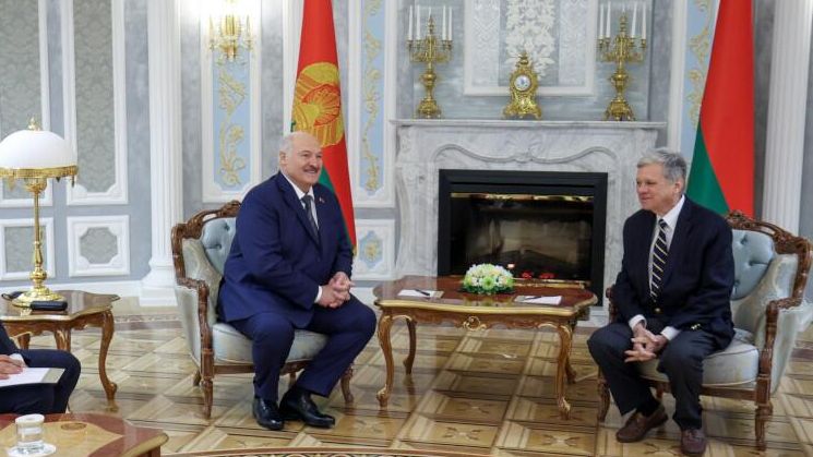 Президент Белоруссии Александр Лукашенко и спецпосланник США в Белорусси Джон Коул во время встречи в Минске Президент Белоруссии Александр Лукашенко и спецпосланник США в Белорусси Джон Коул во время встречи в Минске - РИА Новости, 1920, 13.12.2025