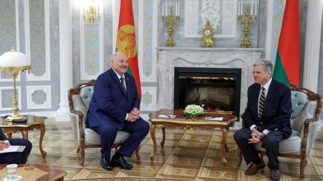 Президент Белоруссии Александр Лукашенко и спецпосланник США в Белорусси Джон Коул во время встречи в Минске
