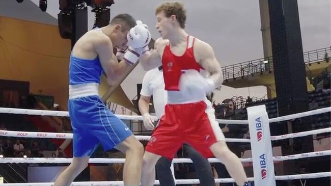 Поединок Вячеслава Рогозина и Сакена Бибосынова на чемпионате мира по боксу в Дубае