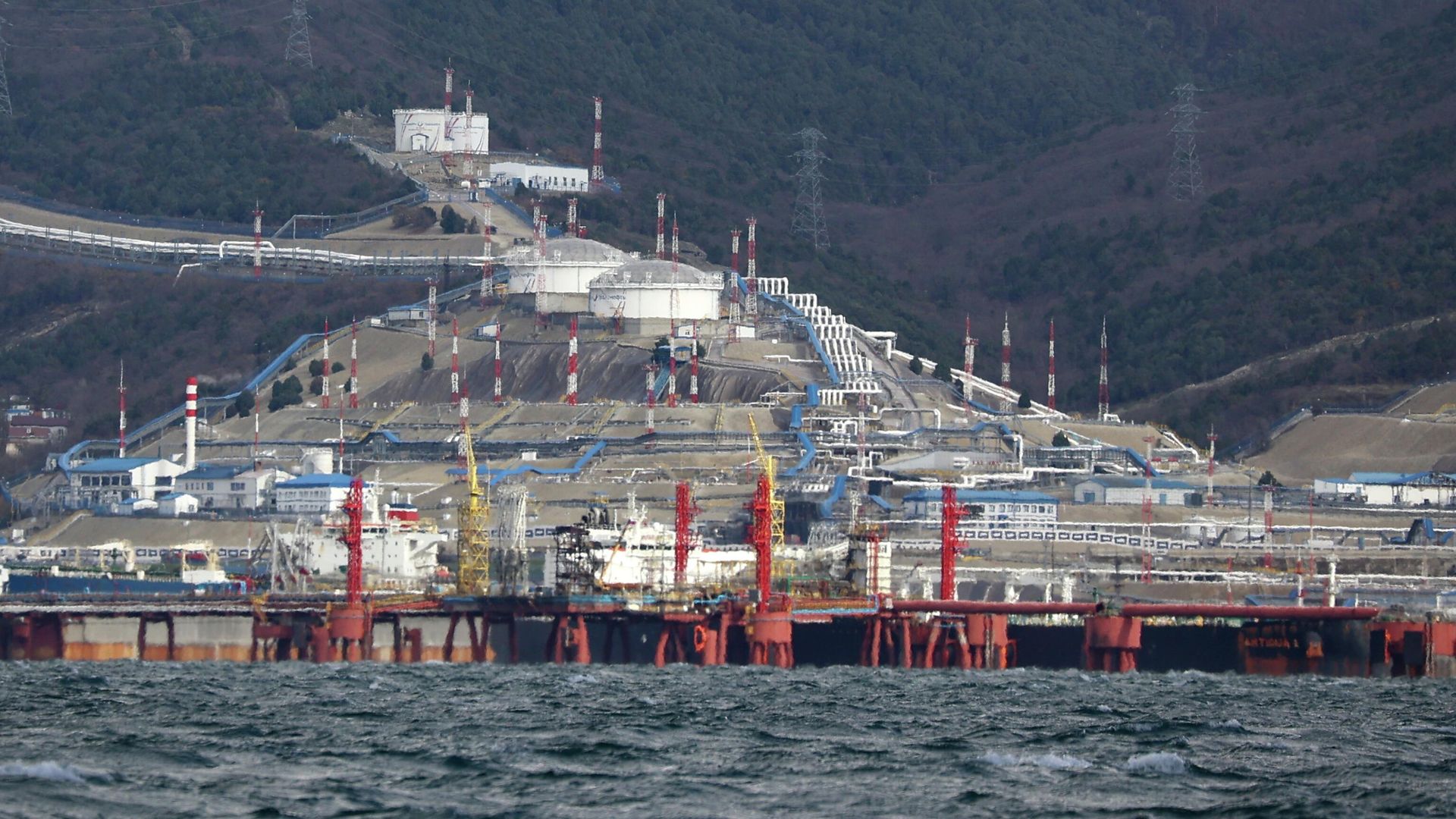 Перевалочный нефтяной терминал Шесхарис в порту Новороссийска - РИА Новости, 1920, 17.02.2026