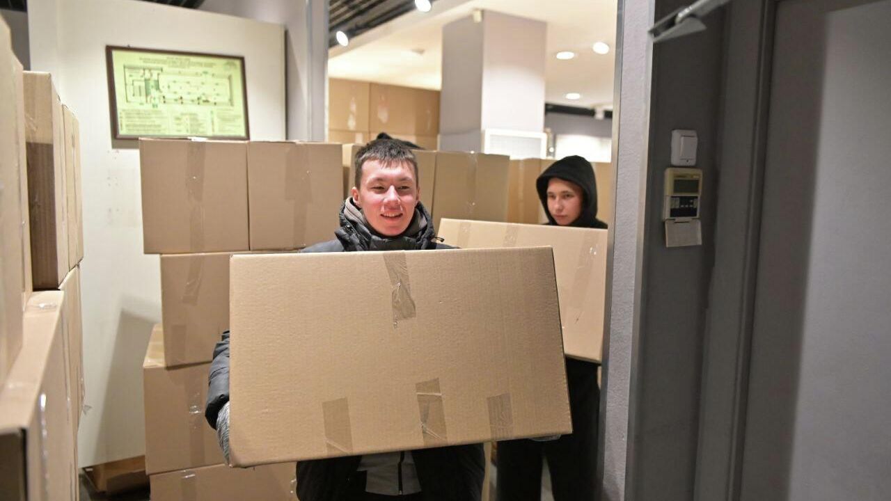 Волонтеры Бурятии отправили фуры с новогодними подарками бойцам на СВО Волонтеры Бурятии отправили фуры с новогодними подарками бойцам на СВО - РИА Новости, 1920, 14.12.2025