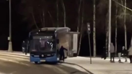 Электробус в Москве начал движение без водителя из-за технической неисправности Электробус в Москве начал движение без водителя из-за технической неисправности - РИА Новости, 1920, 13.12.2025