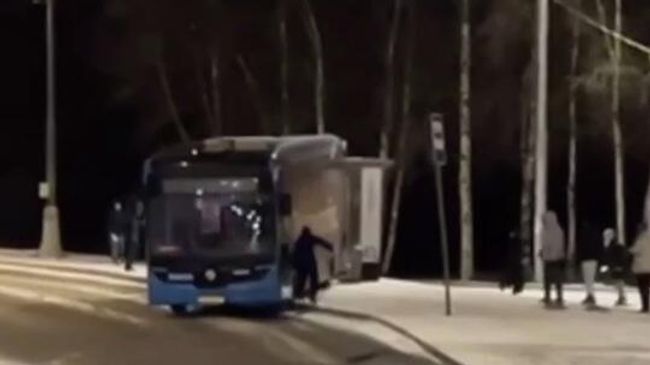 Электробус в Москве начал движение без водителя из-за технической неисправности