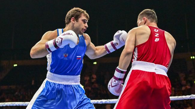 Россиянин Давид Суров и Арман Маханов из Узбекистана во время боя на чемпионате мира по боксу