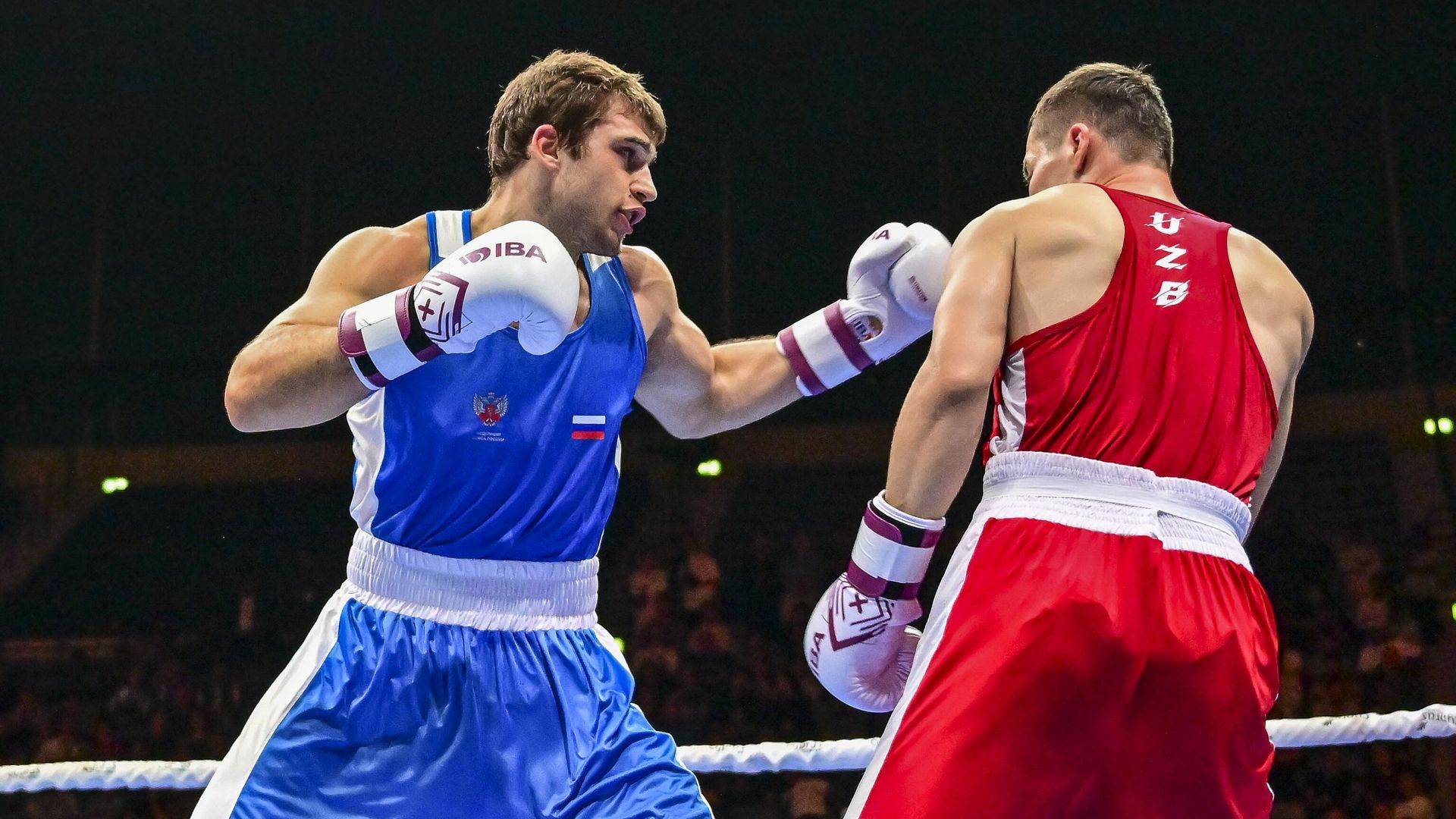 Россиянин Давид Суров и Арман Маханов из Узбекистана во время боя на чемпионате мира по боксу - РИА Новости, 1920, 14.12.2025