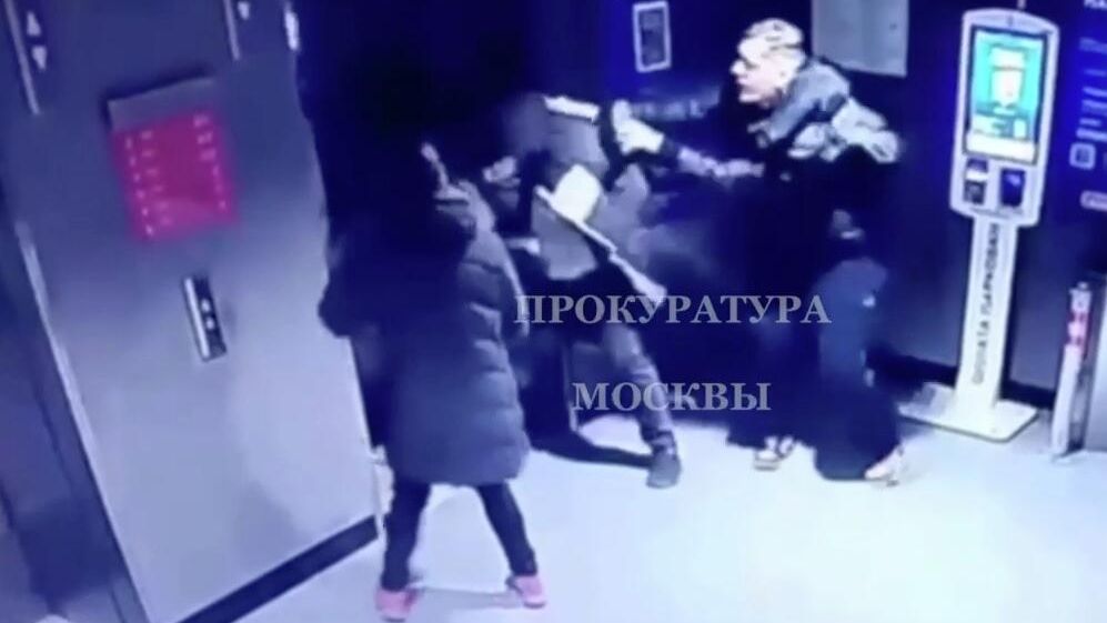 Мошенники под видом сотрудников почты заставили мужчину и женщину напасть на другого мужчину, снимавшего деньги у банкомата - РИА Новости, 1920, 14.12.2025