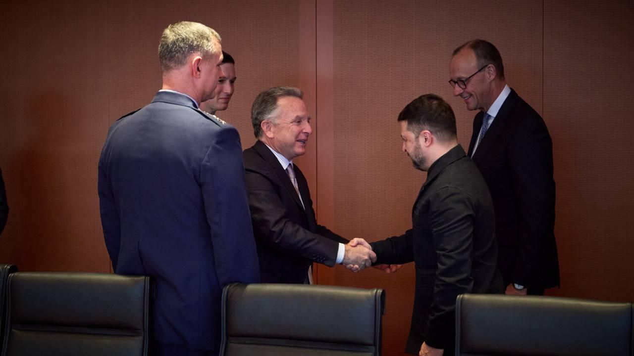 Перед началом переговоров по украинскому урегулированию при участии Стива Уиткоффа, Джареда Кушнера и Владимира Зеленского в Берлине Перед началом переговоров по украинскому урегулированию при участии Стива Уиткоффа, Джареда Кушнера и Владимира Зеленского в Берлине - РИА Новости, 1920, 15.12.2025