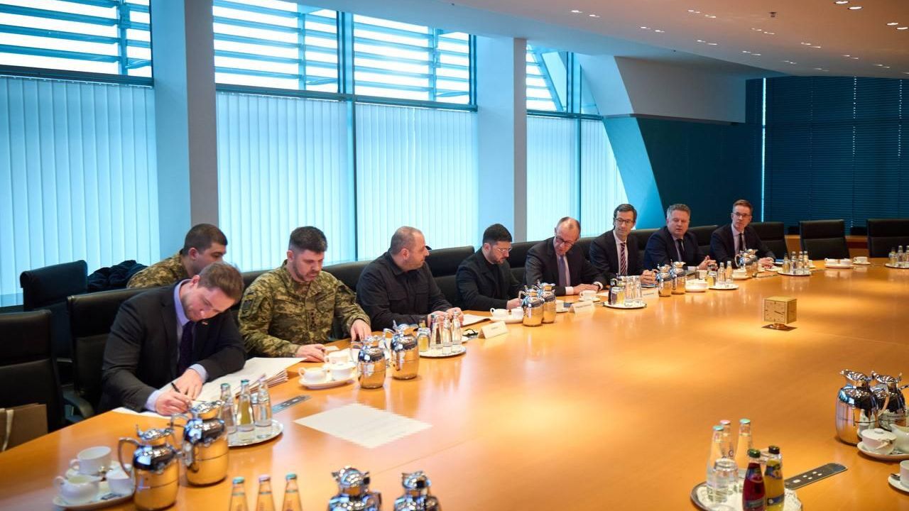 Переговоры по украинскому урегулированию при участии Стива Уиткоффа, Джареда Кушнера и Владимира Зеленского в Берлине - РИА Новости, 1920, 15.12.2025