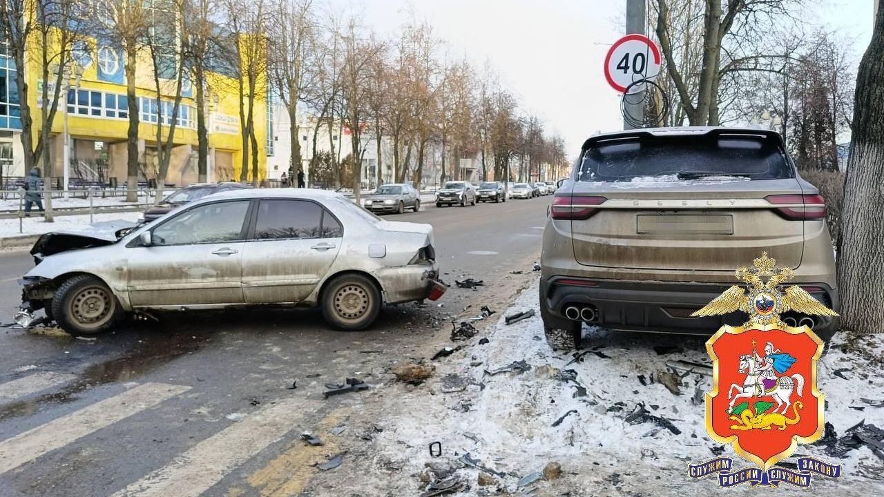 Последствия ДТП в городском округе Ступино. 15 декабря 2025 Последствия ДТП в городском округе Ступино. 15 декабря 2025 - РИА Новости, 1920, 15.12.2025