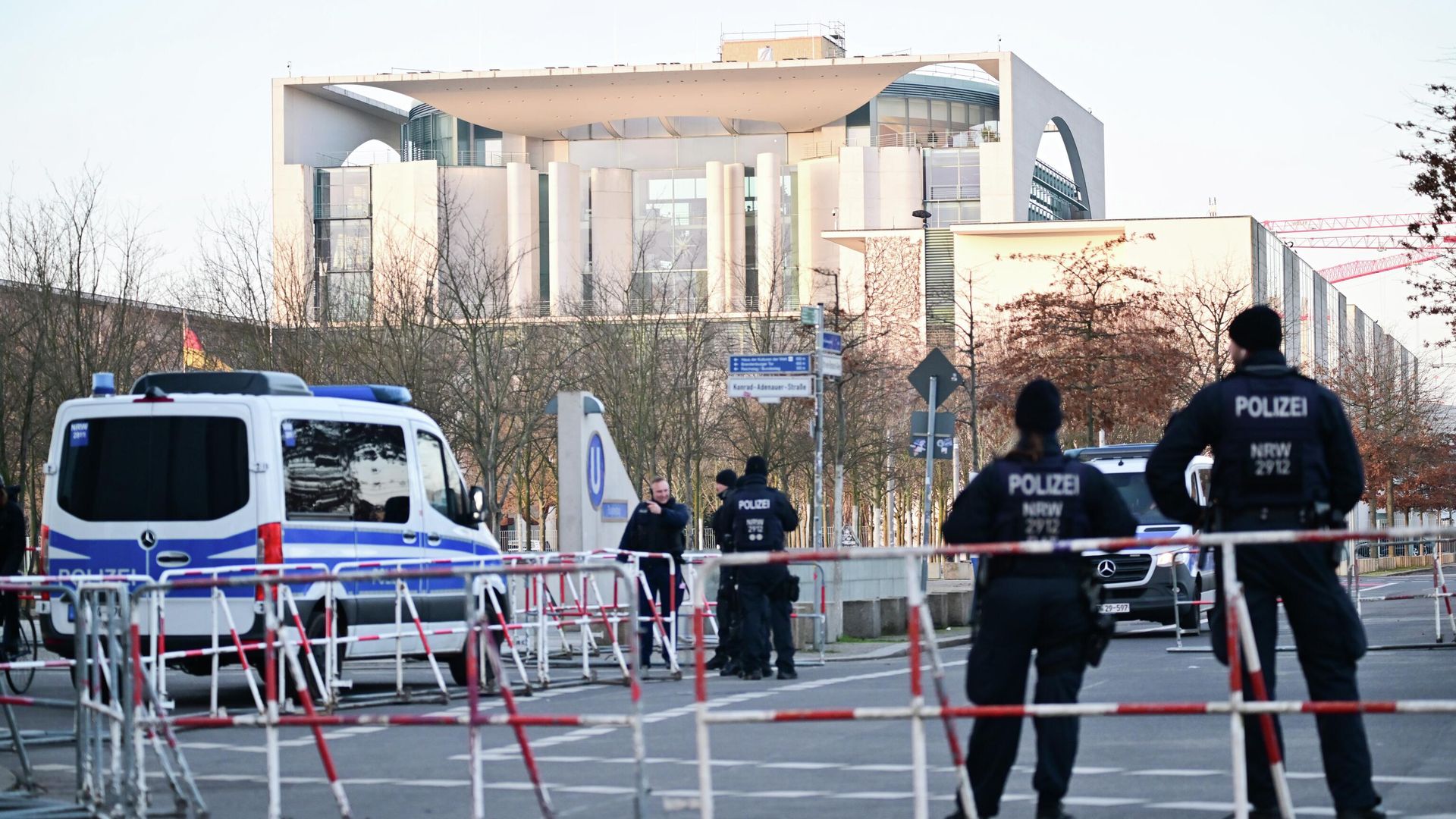 Сотрудники полиции перед зданием канцелярии в Берлине перед началом переговоров по Украине Сотрудники полиции перед зданием канцелярии в Берлине перед началом переговоров по Украине - РИА Новости, 1920, 14.02.2026
