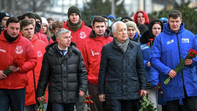 Заместитель председателя фракции Единой России Евгений Ревенко, руководитель фракции Единая Россия, член комитета Государственной Думы РФ по безопасности и противодействию коррупции Владимир Васильев и активисты Молодой Гвардии и Волонтерской роты у здания МИА Россия сегодня на церемонии возложения цветов к памятной доске погибшему при выполнении профессионального долга фотожурналисту Андрею Стенину