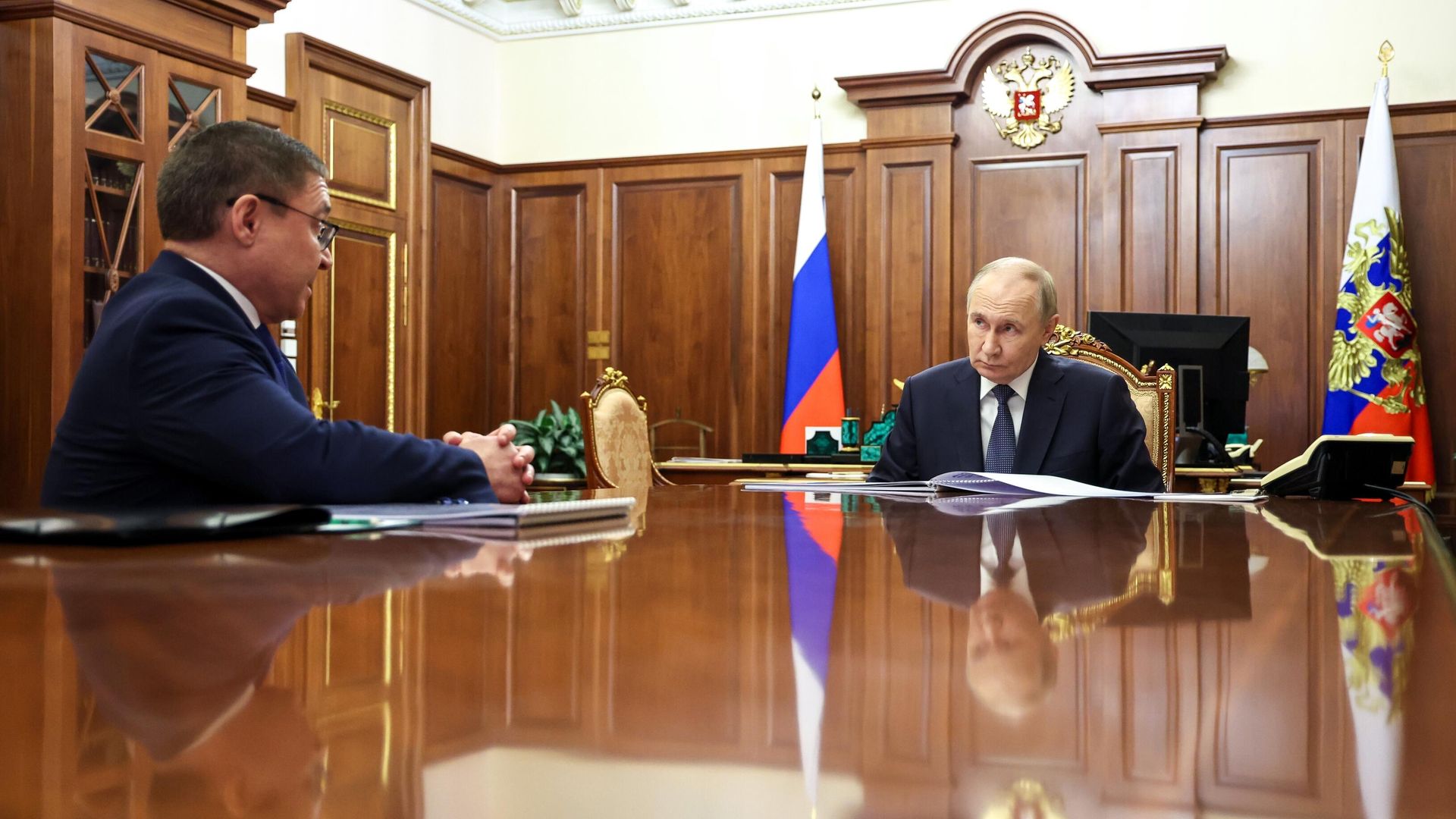 Президент Владимир Путин и секретарь генсовета Единой России Владимир Якушев во время встречи в Кремле - РИА Новости, 1920, 15.12.2025