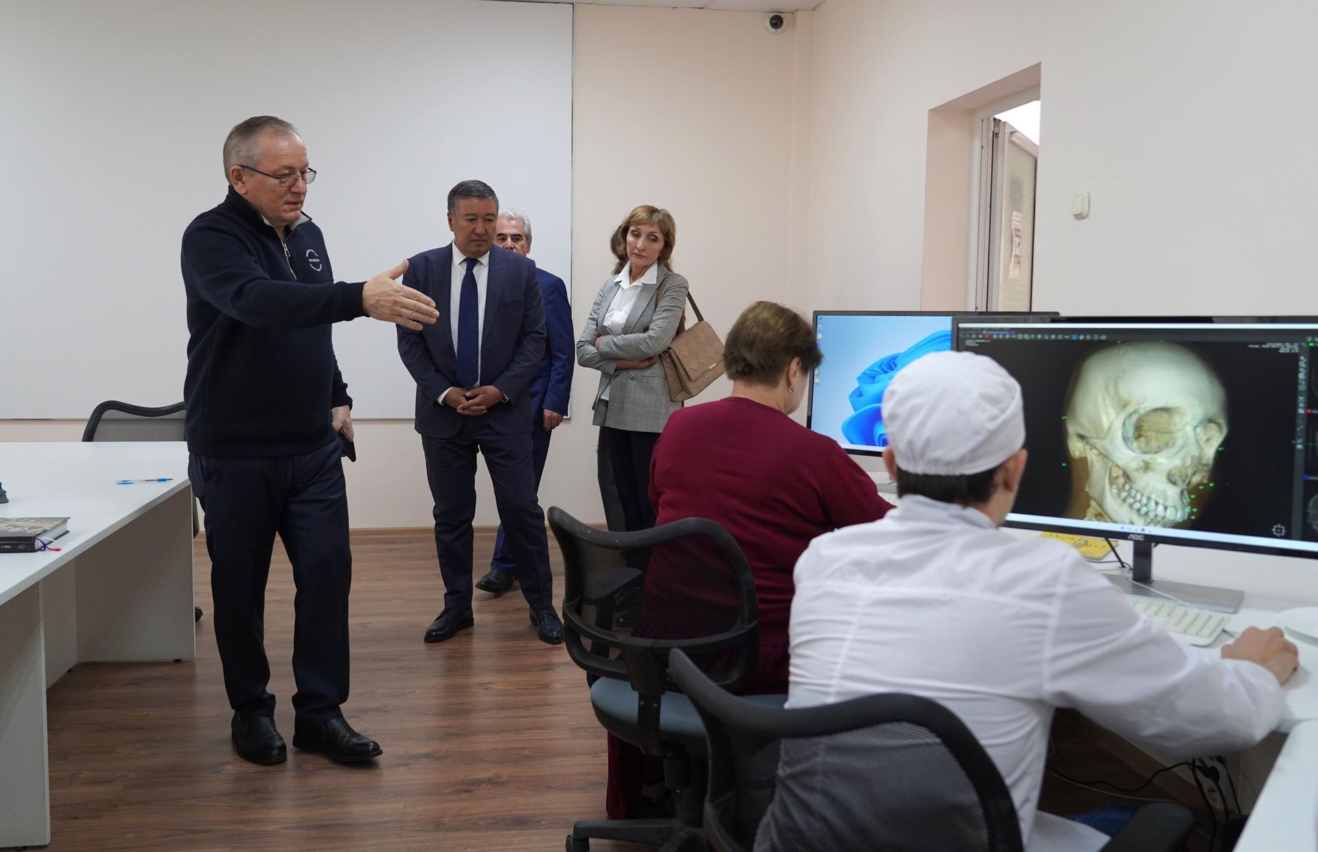 Экскурсия для гостей по КБГУ Экскурсия для гостей по КБГУ - РИА Новости, 1920, 15.12.2025