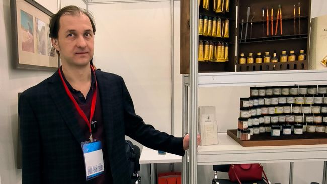Генеральный директор ООО Натуральные пигменты Алексей Бидный на презентации красок Блонье в ходе выставки Скрепка