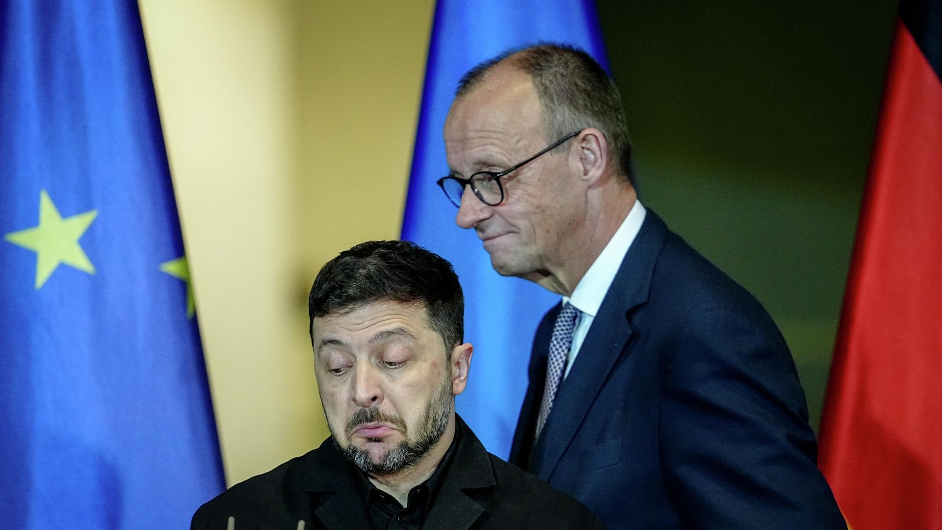 Канцлер Германии Фридрих Мерц и Владимир Зеленский во время пресс-конференции в Берлине - РИА Новости, 1920, 15.12.2025