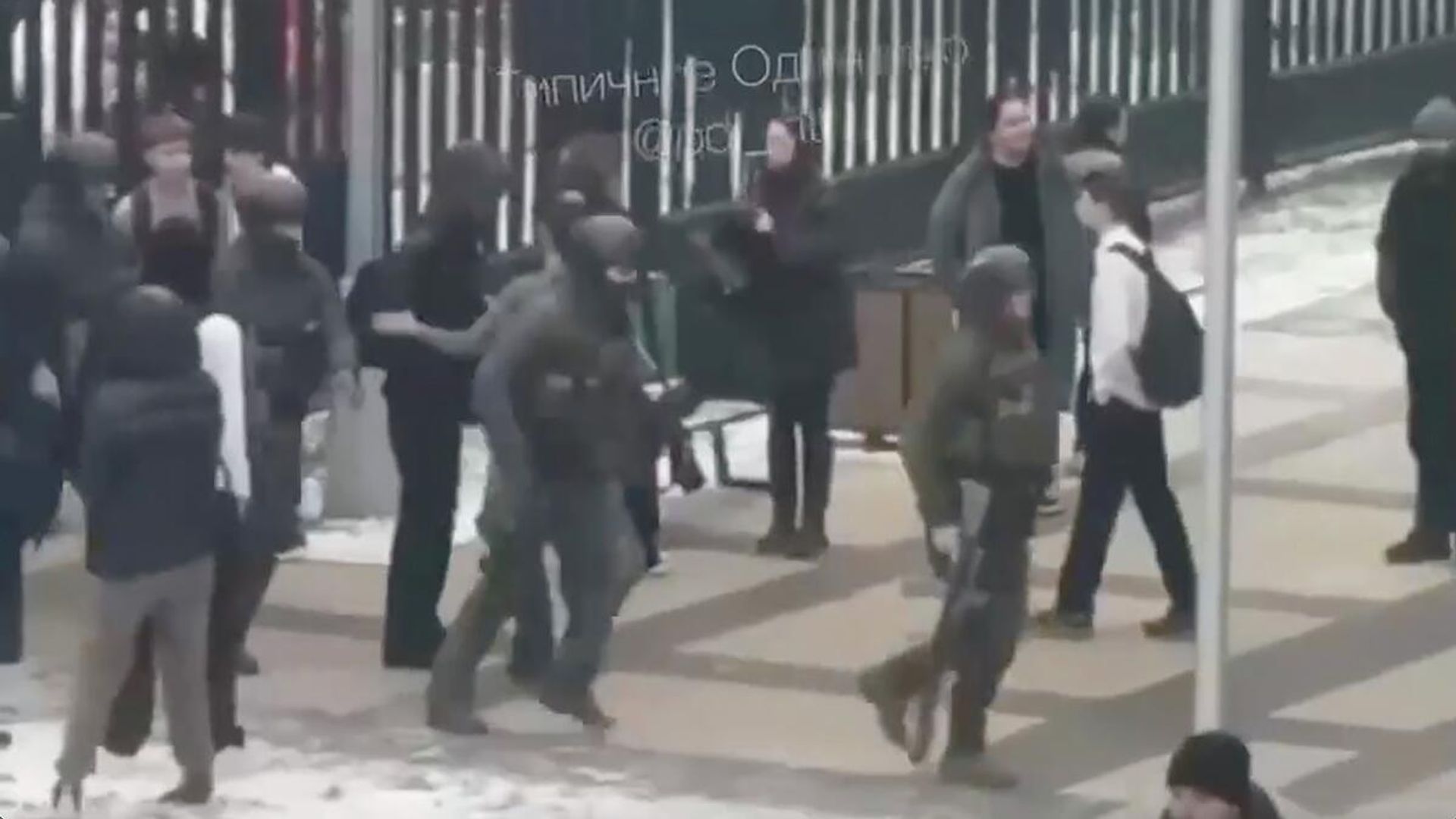 Сотрудники правоохранительных органов на территории Успенской СОШ в поселке Горки-2 - РИА Новости, 1920, 16.12.2025