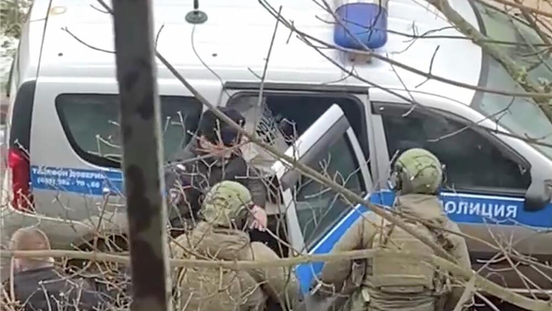 Подросток, напавший с ножом на школу в Одинцово, в автомобиле полиции Подросток, напавший с ножом на школу в Одинцово, в автомобиле полиции - РИА Новости, 1920, 16.12.2025