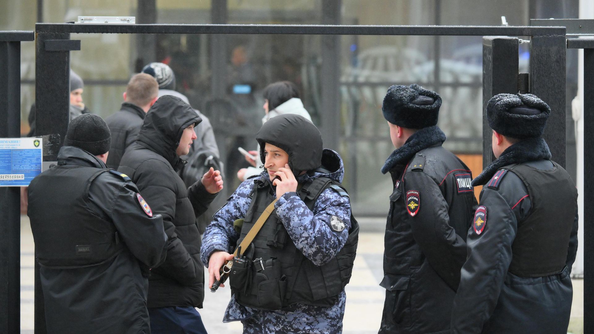 Сотрудники правоохранительных органов возле Успенской школы в поселке Горки-2 Московской области Сотрудники правоохранительных органов возле Успенской школы в поселке Горки-2 Московской области - РИА Новости, 1920, 16.12.2025