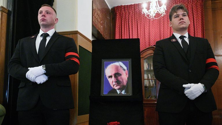 Церемония прощания с кинорежиссером Валерием Усковым в малом зале Центрального дома литераторов Церемония прощания с кинорежиссером Валерием Усковым в малом зале Центрального дома литераторов