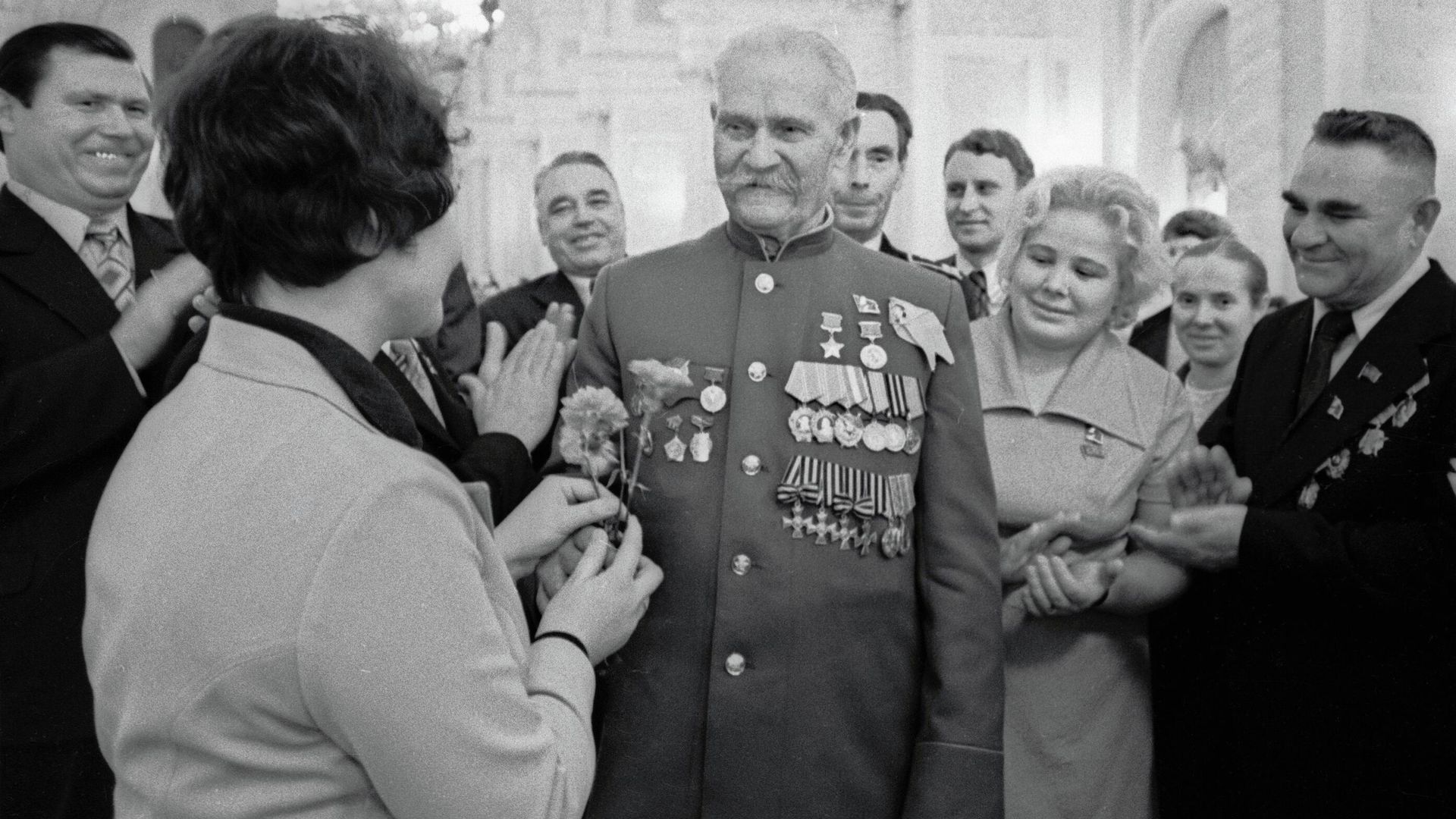 Участники торжественного заседания, посвященного 60-летию Великой Октябрьской социалистической революции, беседуют с ветераном революции и Гражданской войны, Героем Советского Союза Константином Недорубовым Участники торжественного заседания, посвященного 60-летию Великой Октябрьской социалистической революции, беседуют с ветераном революции и Гражданской войны, Героем Советского Союза Константином Недорубовым - РИА Новости, 1920, 03.01.2026