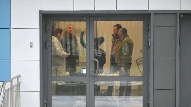Следователи и криминалисты ГСУ СК по Московской области на месте нападения в Успенской школе в поселке Горки-2 Московской области