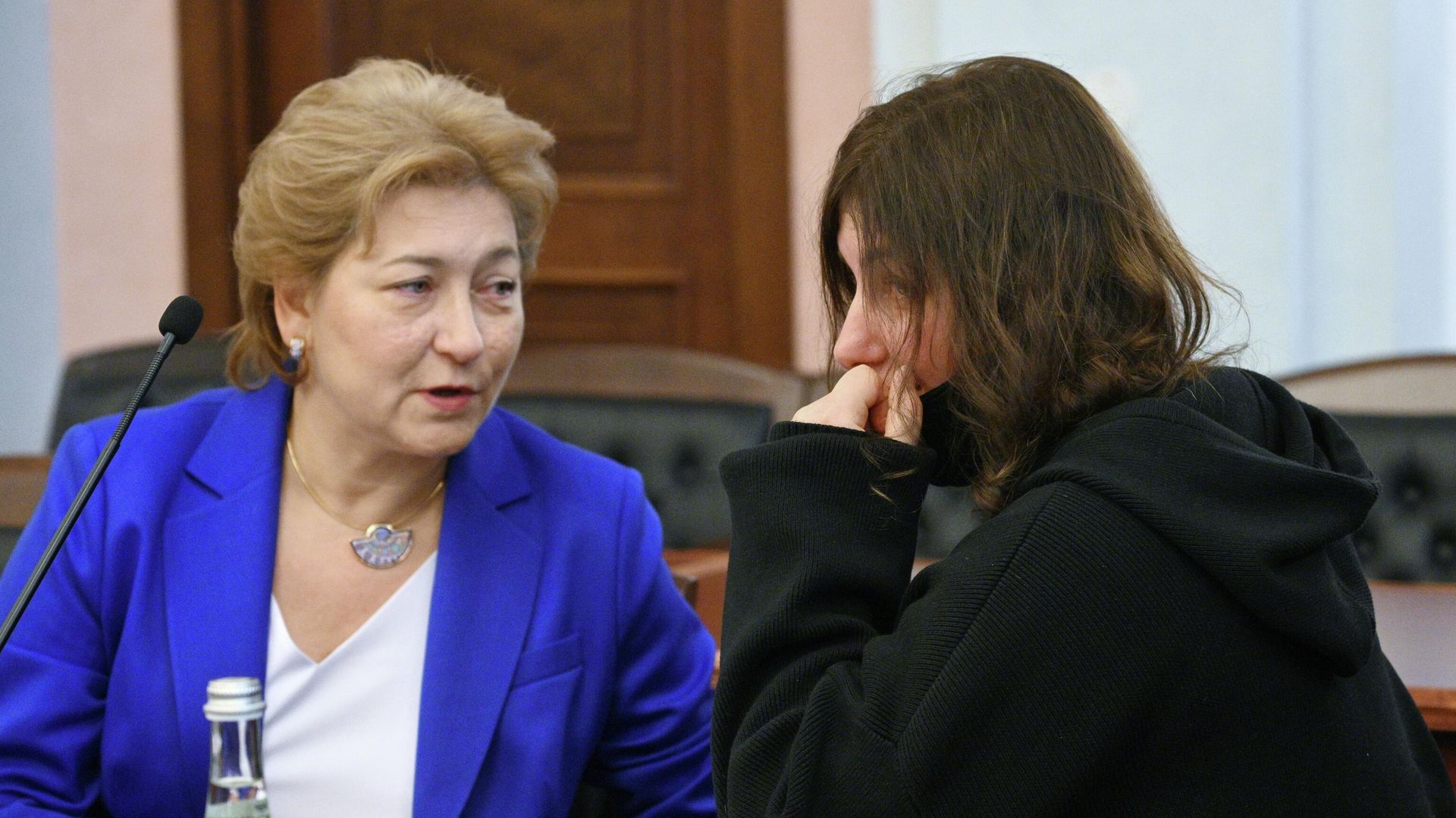 Адвокат Свириденко и покупательница квартиры Долиной Полина Лурье - РИА Новости, 1920, 16.12.2025
