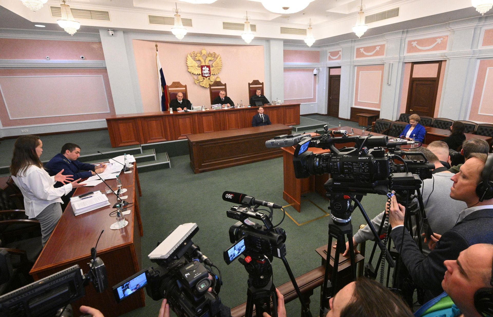 Рассмотрение жалобы по делу о квартире певицы Ларисы Долиной в Верховном суде России - РИА Новости, 1920, 16.12.2025