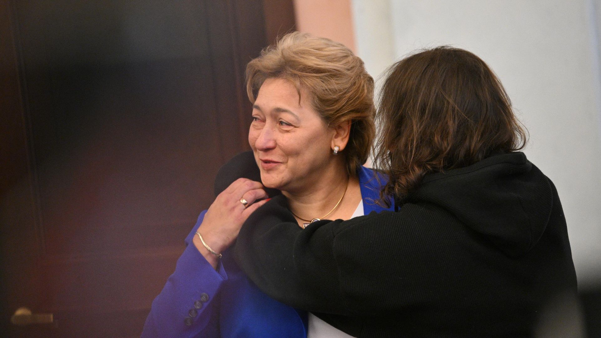 Адвокат Светлана Свириденко и покупательница квартиры певицы Ларисы Долиной Полина Лурье Адвокат Светлана Свириденко и покупательница квартиры певицы Ларисы Долиной Полина Лурье - РИА Новости, 1920, 17.12.2025