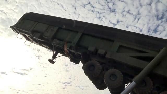 Загрузка межконтинентальной баллистической ракеты Ярс в шахтную пусковую установку Загрузка межконтинентальной баллистической ракеты Ярс в шахтную пусковую установку - РИА Новости, 1920, 17.12.2025