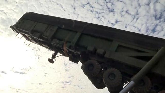 Загрузка межконтинентальной баллистической ракеты Ярс в шахтную пусковую установку