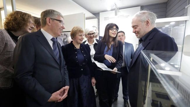 Дирижер Валерий Гергиев (справа), гендиректор Бахрушинского театрального музея Кристна Трубинова и губернатор Тульской области Дмитрий Миляев