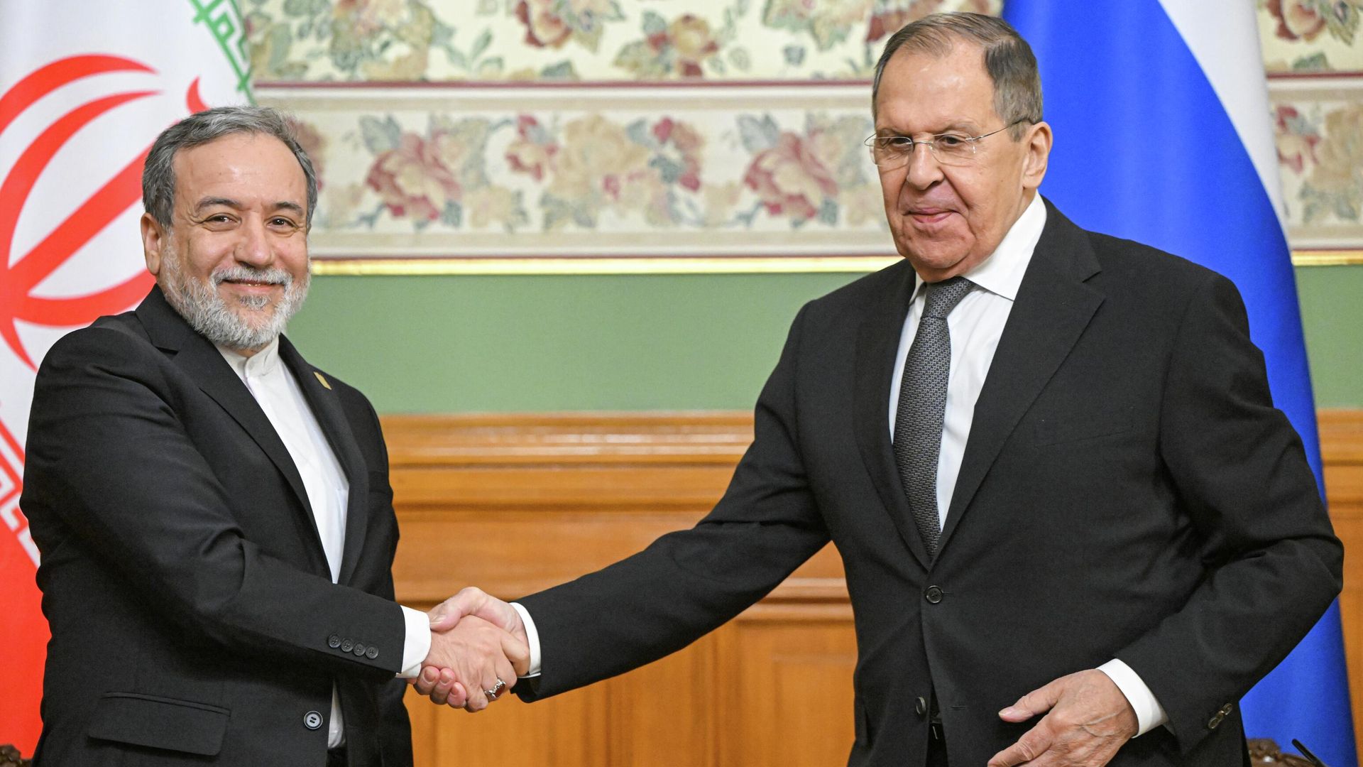 Министр иностранных дел Ирана Аббас Аракчи и министр иностранных дел РФ Сергей Лавров на пресс-конференции по итогам встречи в Москве - РИА Новости, 1920, 17.12.2025