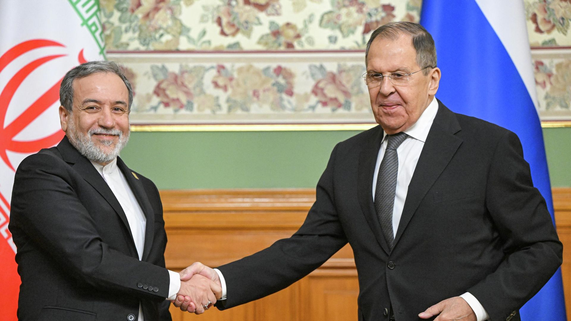 Министр иностранных дел Ирана Аббас Аракчи и министр иностранных дел РФ Сергей Лавров на пресс-конференции по итогам встречи в Москве. 17 декабря 2025 - РИА Новости, 1920, 17.12.2025