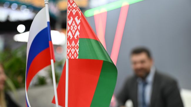 Флаги России и Белоруссии 