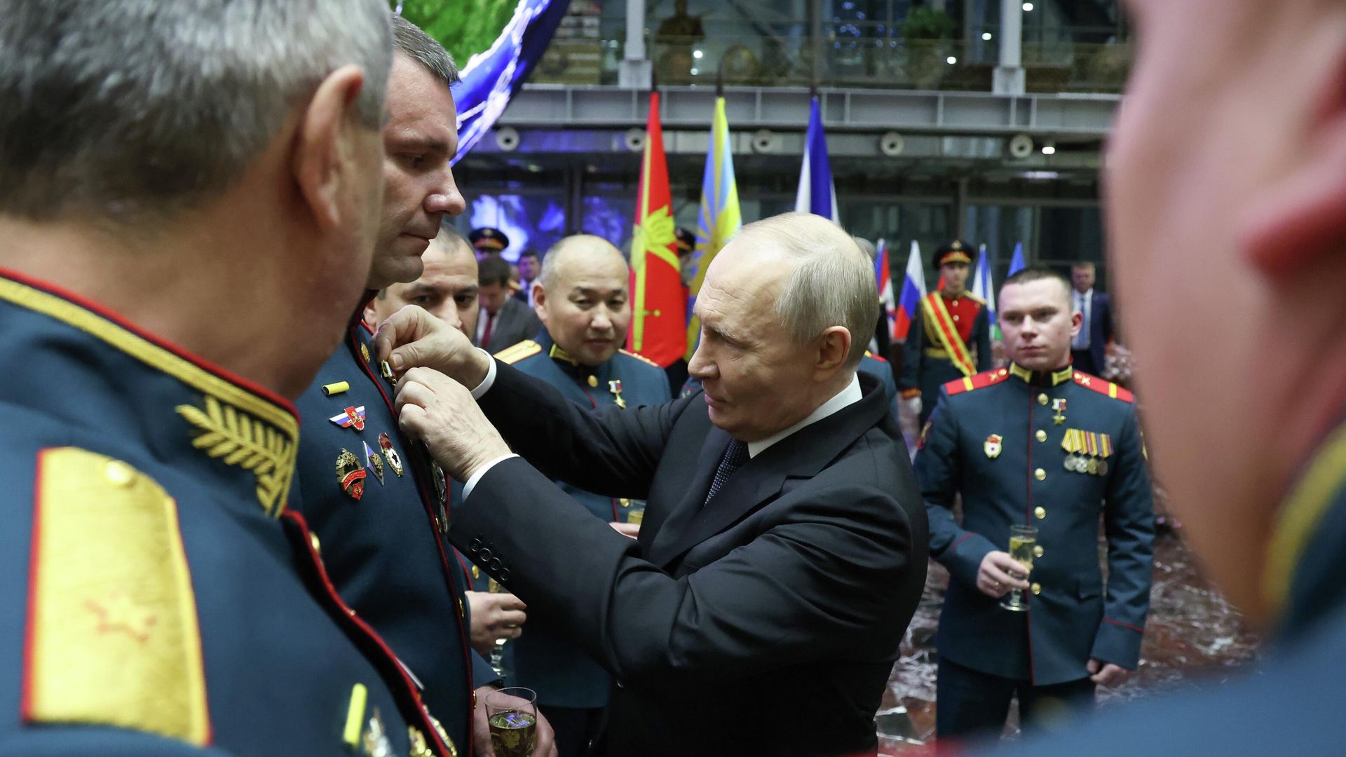 Президент Владимир Путин на церемонии вручения медали Золотая Звезда Героя России участникам спецоперации, освободившим город Северск - РИА Новости, 1920, 17.12.2025