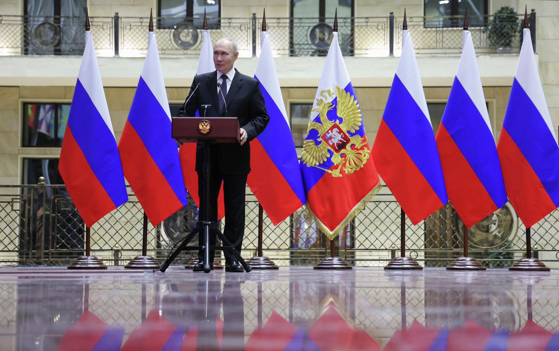 Президент РФ Владимир Путин на церемонии вручения медали Золотая Звезда Героя России участникам спецоперации, освободившим город Северск Президент РФ Владимир Путин на церемонии вручения медали Золотая Звезда Героя России участникам спецоперации, освободившим город Северск - РИА Новости, 1920, 18.12.2025