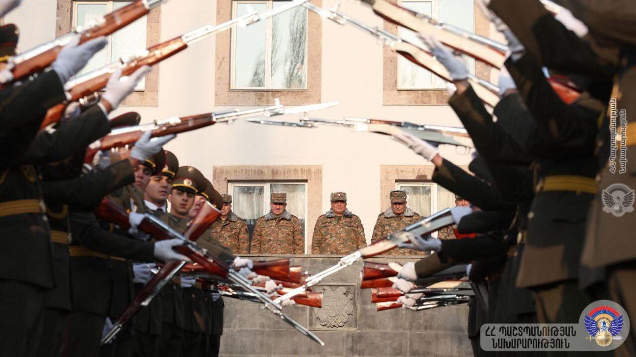Начальник генерального штаба ВС Армении Эдвард Асрян вручил боевое знамя силам территориальной обороны - РИА Новости, 1920, 17.12.2025
