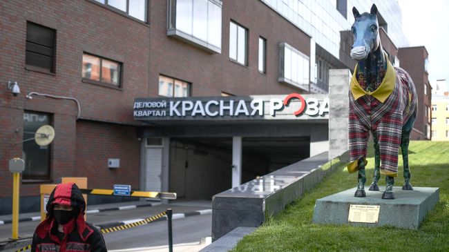 Скульптура лошади возле здания делового квартала Красная Роза в Москве.