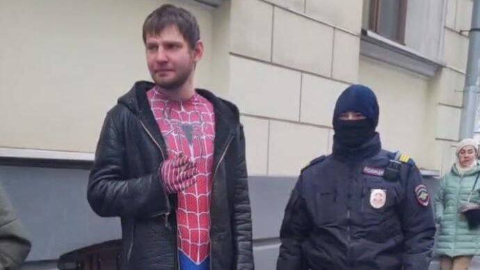 Мужчина в костюме человека-паука в день заседания суда по делу Долиной - РИА Новости, 1920, 18.12.2025