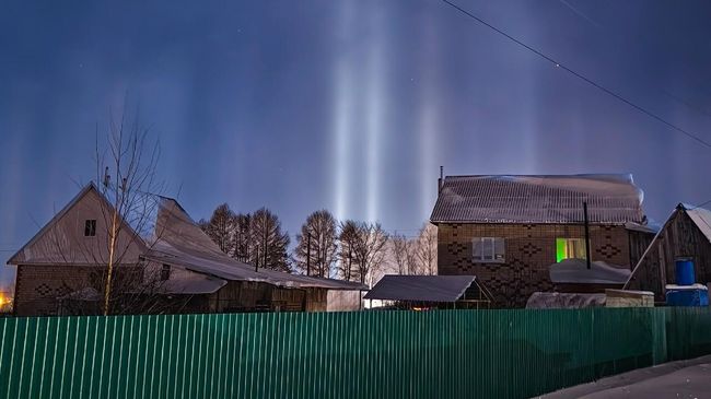 Световые столбы в небе над Кезским районом Удмуртии 