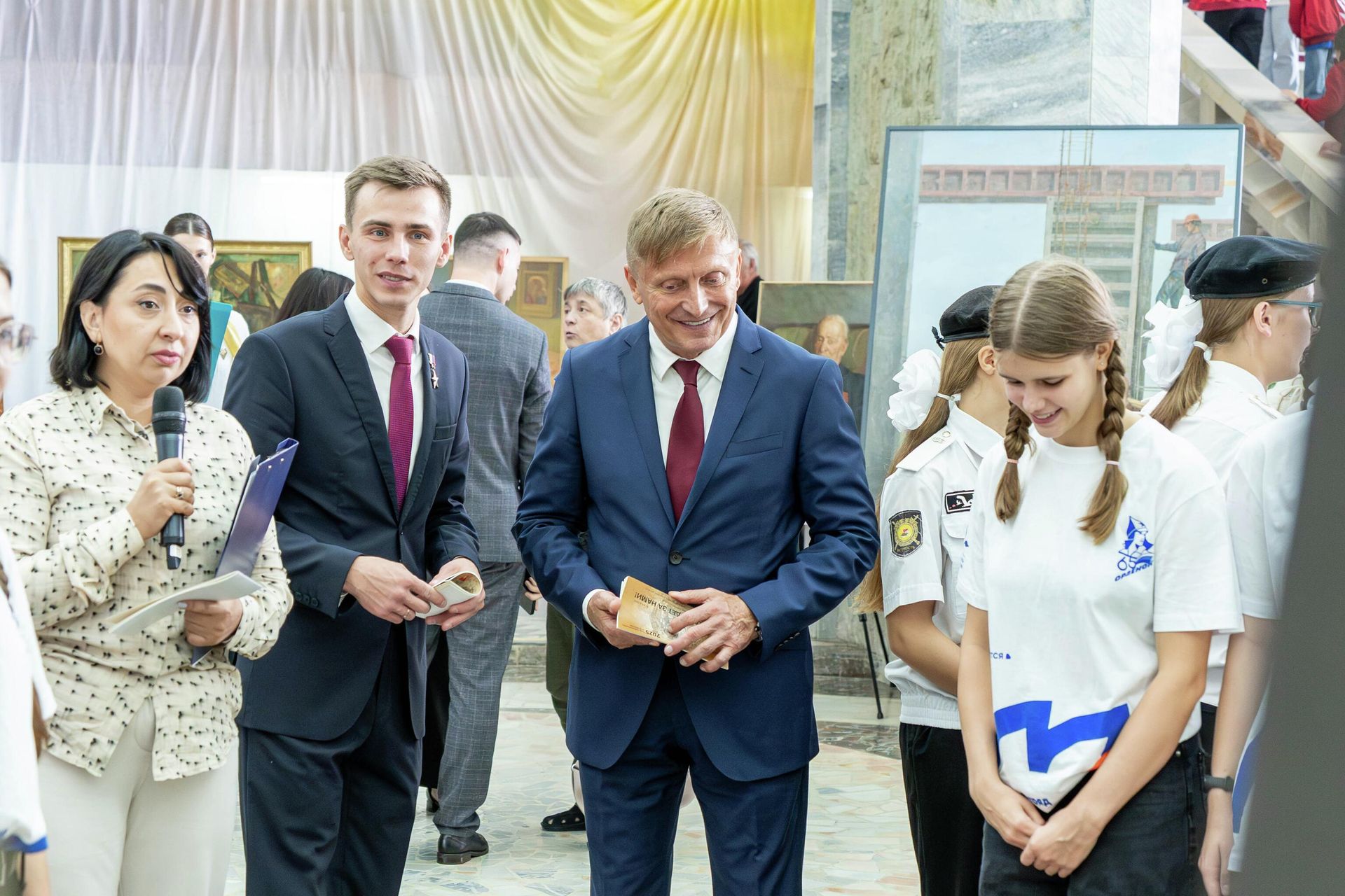 Герой России, начальник главного штаба ВВПОД ЮнармияВладислав Головин с директором ВДЦ Орлёнок Александром Джеусом на открытии выставки Победа будет за нами Герой России, начальник главного штаба ВВПОД ЮнармияВладислав Головин с директором ВДЦ Орлёнок Александром Джеусом на открытии выставки Победа будет за нами - РИА Новости, 1920, 18.12.2025