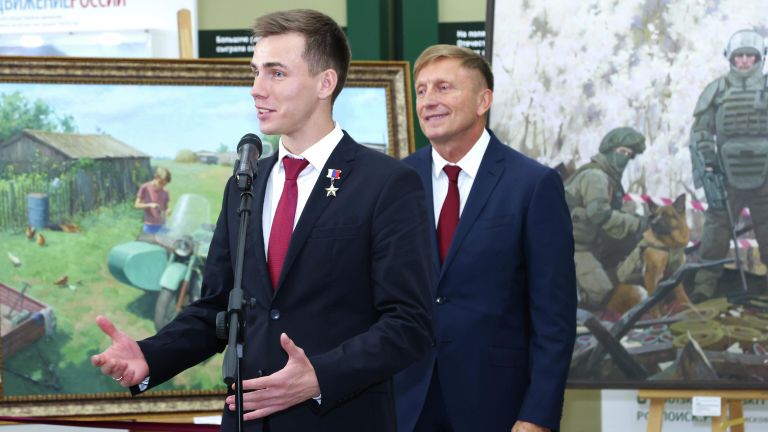 Герой России, начальник главного штаба ВВПОД Юнармия Владислав Головин с директором ВДЦ Орлёнок Александром Джеусом на открытии выставки Победа будет за нами Герой России, начальник главного штаба ВВПОД Юнармия Владислав Головин с директором ВДЦ Орлёнок Александром Джеусом на открытии выставки Победа будет за нами