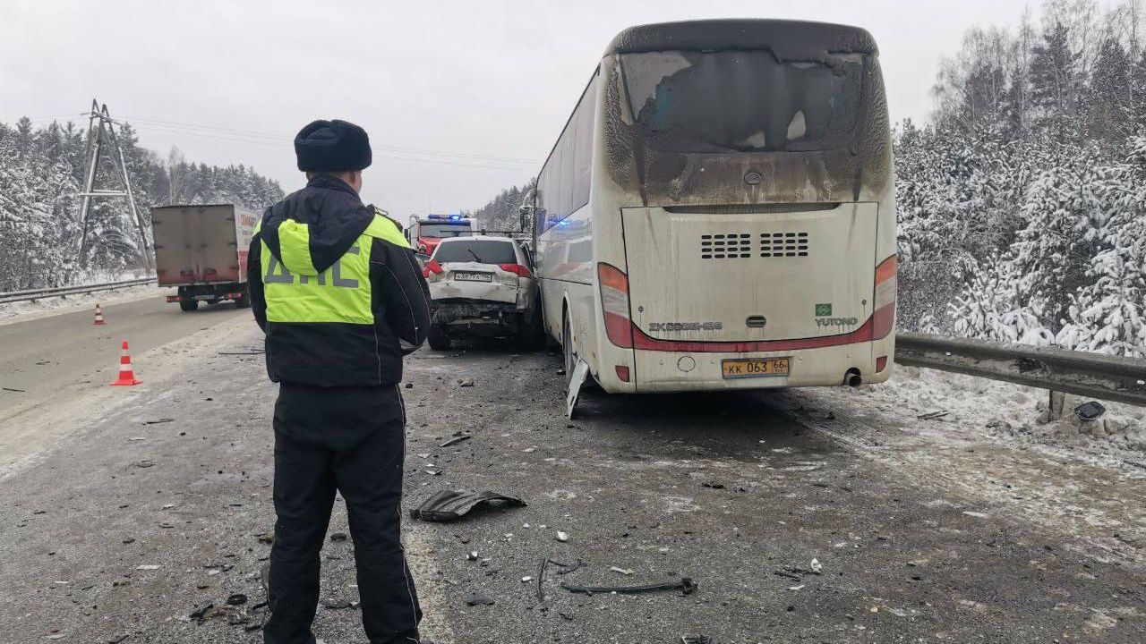 Последствия ДТП с двумя легковыми автомобилями и автобусом на дороге Екатеринбург-Реж-Алапаевск в Свердловской области. 18 декабря 2025 - РИА Новости, 1920, 18.12.2025