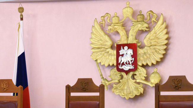 Российский герб в зале Верховного суда
