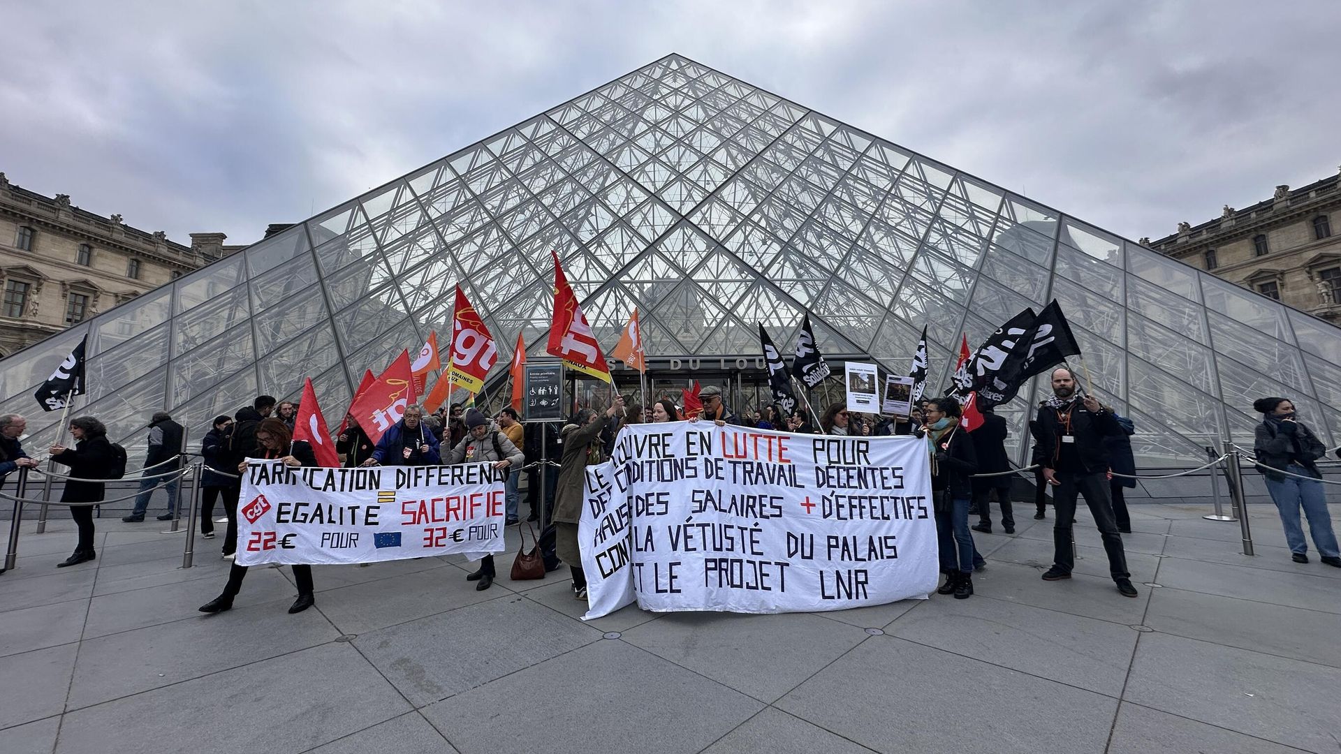 Сотрудники музея проводят акцию протеста из-за ухудшения условий труда в Лувре, Париж Сотрудники музея проводят акцию протеста из-за ухудшения условий труда в Лувре, Париж - РИА Новости, 1920, 18.12.2025