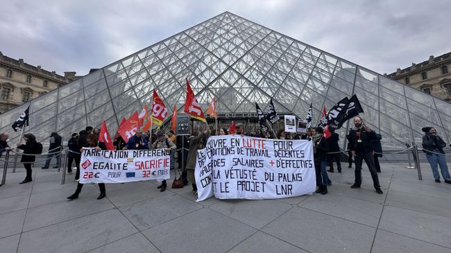 Сотрудники музея проводят акцию протеста из-за ухудшения условий труда в Лувре, Париж