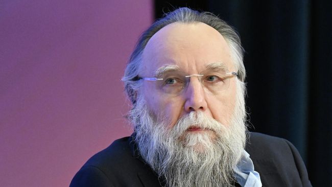 Философ Александр Дугин в Международном мультимедийном пресс-центре медиагруппы Россия сегодня на панельной дискуссии Как остановить украинский неонацизм. 18 декабря 2025